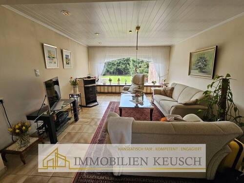 Helles Wohnzimmer mit Kaminofen - 
