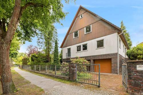 HAUSANSICHT - 7 ZIMMER - 3 BÄDER - WOHNKELLER Familienparadies in Berlin Hermsdorf
