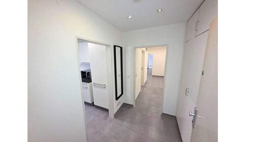 Flur - re Einbauschrank - 3 Zimmer Etagenwohnung in Karlsruhe