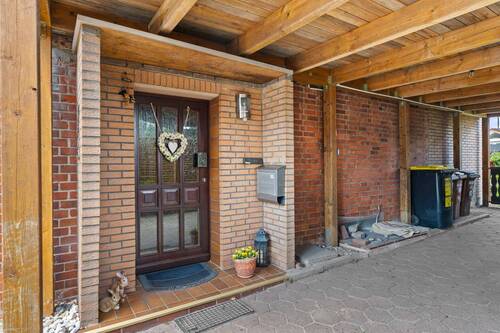 Hauseingang / Carport - 