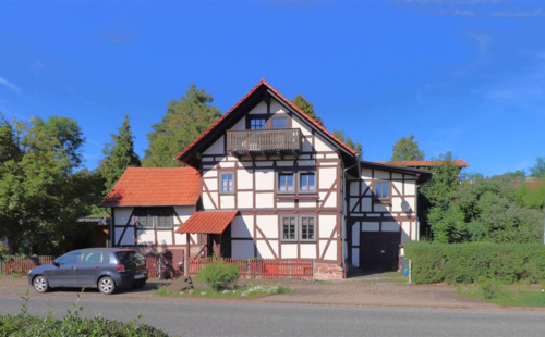 Vorderansicht - Charmantes Einfamilienfachwerkhaus mit Einliegerwohnung, kleinem Garten, großartige Terrassen und Auto-Stellplätzen