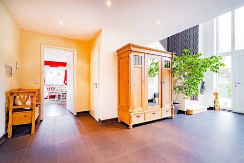 Eingangsbereich mit großen Fenstern - 8 Zimmer Einfamilienhaus in Sasbach / Obersasbach
