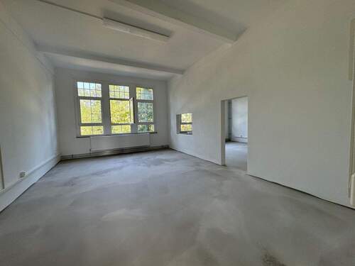 Beispielfläche mit Durchgang während Ausbau - Einfamilienhaus zur Miete in Leipzig