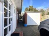  Hauseingang und Garage - 