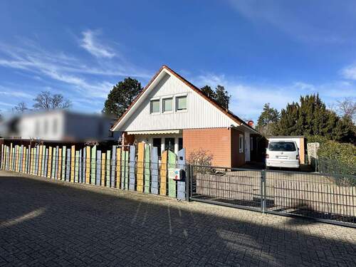 Hausansicht Straße - Ihr neues Zuhause - einem Ort voller Möglichkeiten und Geborgenheit! (SY-1020-195)