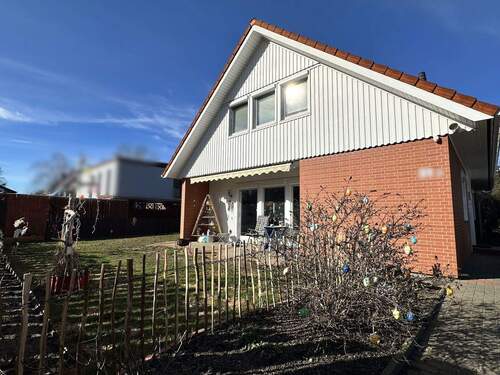  Hausansicht - 6 Zimmer Mehrfamilienhaus, Wohnhaus zum Kaufen in Celle