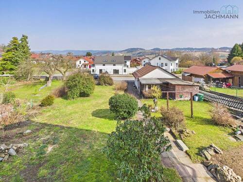Blick Richtung Bayerischer Wald - Ein Zuhause mit Weitblick - heute, morgen und für die Zukunft - ZFH mit Potential in Hunderdorf