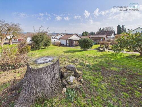 Blick in den Garten Richtung Ost - 7 Zimmer Mehrfamilienhaus, Wohnhaus in Hunderdorf
