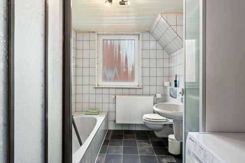 Bad mit Dusche und Wanne 6,29 m² - 
