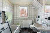 Bad mit Dusche und Wanne 6,29 m² - 