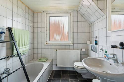 Bad mit Dusche und Wanne 6,29 m² - 