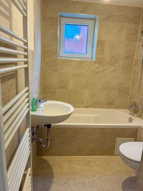 Badezimmer - 3 Zimmer Etagenwohnung zur Miete in Landshut