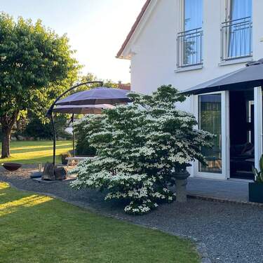 Haus Aussen mit Schirm.JPG - 