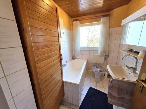 Badezimmer mit Wanne EG - 