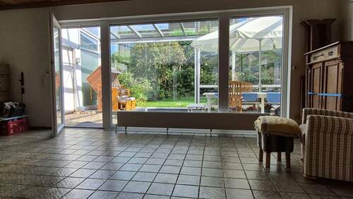 Wohnzimmer mit Gartenausblick - 