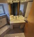Bad mit Waschtisch u. Spiegel - 