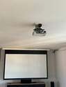 24 Beamer und Leinwand und 10 Lautsprecher in der Decke der Wohnung - 