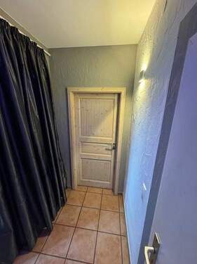 7 zweiter Flur mit Tür zur ELW - 