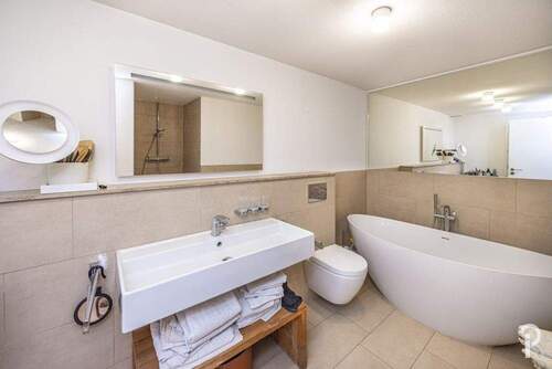 Bad mit Badewanne und Dusche - 