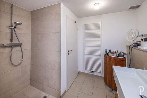 Bad mit Badewanne und Dusche - 