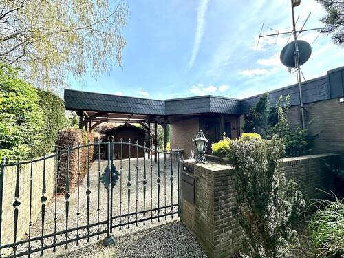 Hausansicht Vorderseite - 5 Zimmer Bungalow zum Kaufen in Neuss