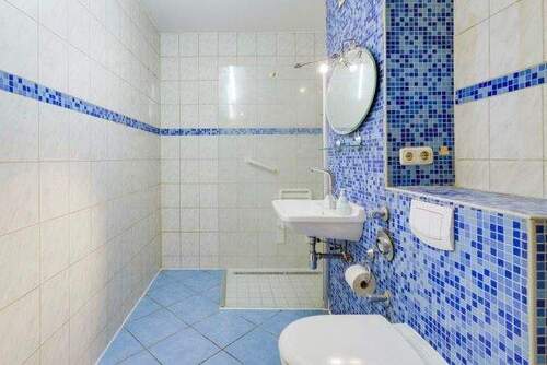 Bad mit bodengleicher Dusche - 