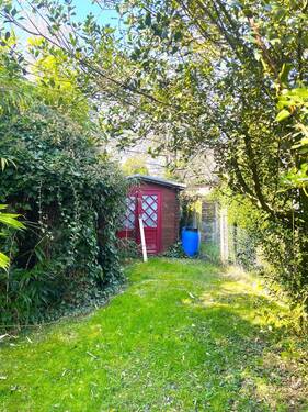 Gartenblick mit kleinem Gartenhäuschen - 