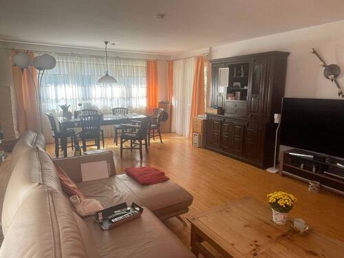 Wohn/Essbereich mit Ausgang auf kleine Terrasse - 