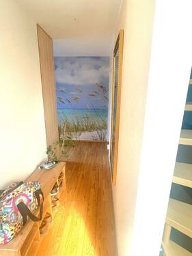 EG: Seitlicher Flurblick vom Garderobenbereich - 