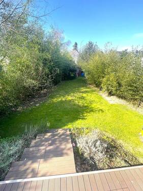 Blick von der großen Terrasse zum Garten - 