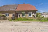 Fassadenansicht - 4.251 m² Grundstück mit Doppelhaushälfte - seltene Chance nahe Neubrandenburg