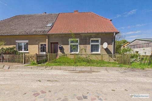 Fassadenansicht - 4.251 m² Grundstück mit Doppelhaushälfte - seltene Chance nahe Neubrandenburg