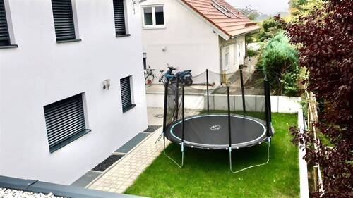 Rückseite: Garten und Spielplatz - 
