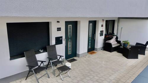 Eingänge zu den Einliegerwohnungen mit Terrasse - 