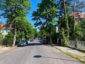Blick in die ruhige Straße - Etagenwohnung mit 97,20 m² in Dresden zum Kaufen