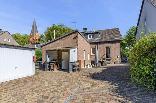 Innenhof mit Garagen, Carport und Terrasse - 