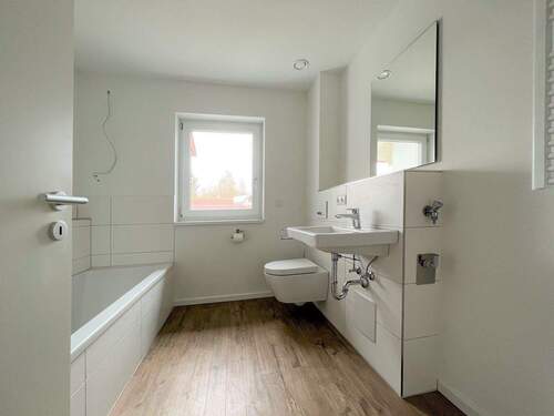 Modernes Badezimmer mit Komfort: Helle Raumgestaltung und praktischer Wohlfühlbereich - 