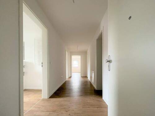 Lichtdurchfluteter Wohnungsflur mit durchdachter Raumaufteilung - Ihr Weg zu mehr Wohnkomfort! - 