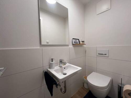 Modernes Gäste-WC mit hochwertiger Sanitärausstattung und cleverer Raumnutzung - 