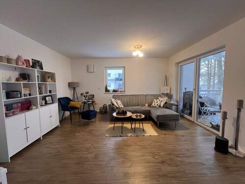 Lichtdurchflutetes Wohnzimmer mit großzügiger Raumaufteilung und Balkonzugang - 4 Zimmer Etagenwohnung zum Kaufen in Aidenbach