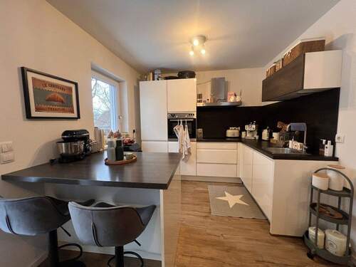 Moderne L-Küche mit integriertem Bartheke - Clevere Raumnutzung inklusive Küchenzeile und Sitzgelegenheit - 