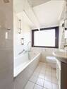 Badezimmer mit Fenster auch im Dachgeschoss - 