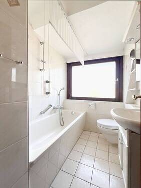 Badezimmer mit Fenster auch im Dachgeschoss - 