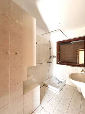 Badezimmer mit Fenster im Erdgeschoss - 