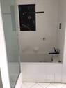 Dusche und Badewanne im Bad - 