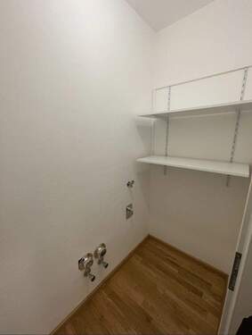 Praktischer Abstellraum mit intelligenter Regalsystem-Lösung - 