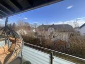 Balkon mit Panoramablick und modernem Edelstahl-Geländer - 