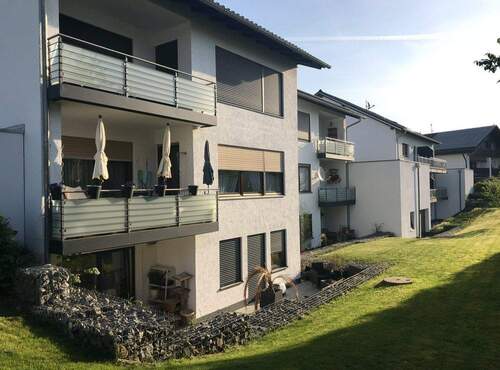 Moderne Außenanlage mit mehrgeschossiger Architektur und eleganten Balkonen - 