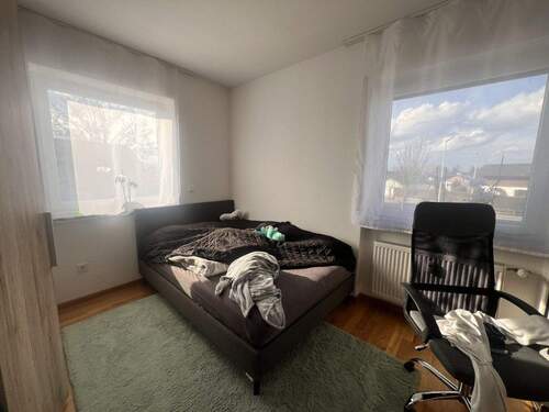 Helles Schlafzimmer mit Panoramafenstern und Wärmeregelung - 