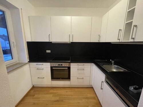 Moderne Küche mit funktionaler U-Form und hochwertigem Elektrogeräte-Standard - 